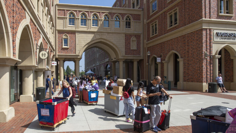 USC family and freshman on move-in day